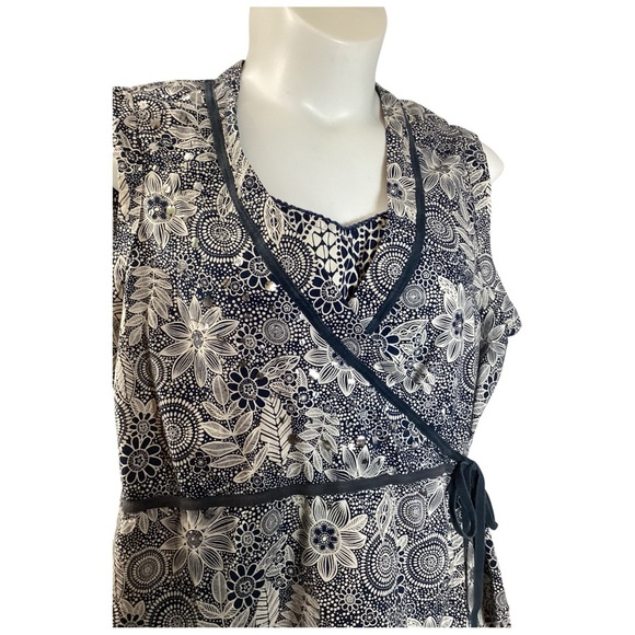 Floral Two Piece Set Sleeveless Wrap Blouse in Navy and White, Plus Size 2X - Picture 3 of 12